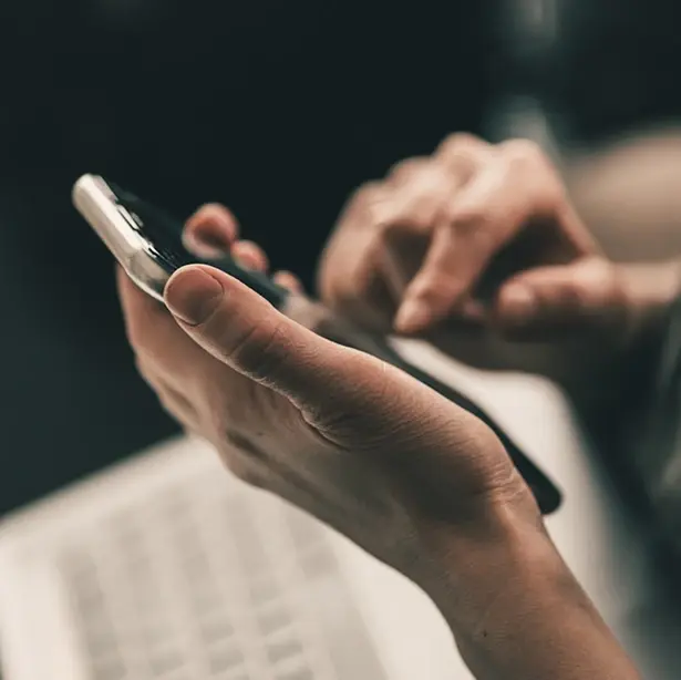Persona conversando por teléfono con el equipo de Domu
